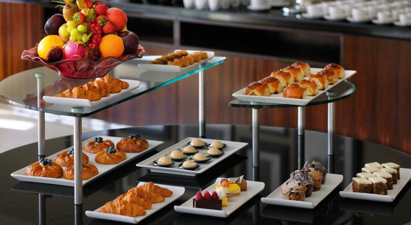 Qabila Westbay Hotel By Marriott Doha Extérieur photo A selection of pastries
