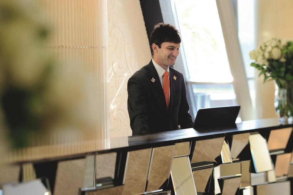 Qabila Westbay Hotel By Marriott Doha Extérieur photo A student at the University of Westminster